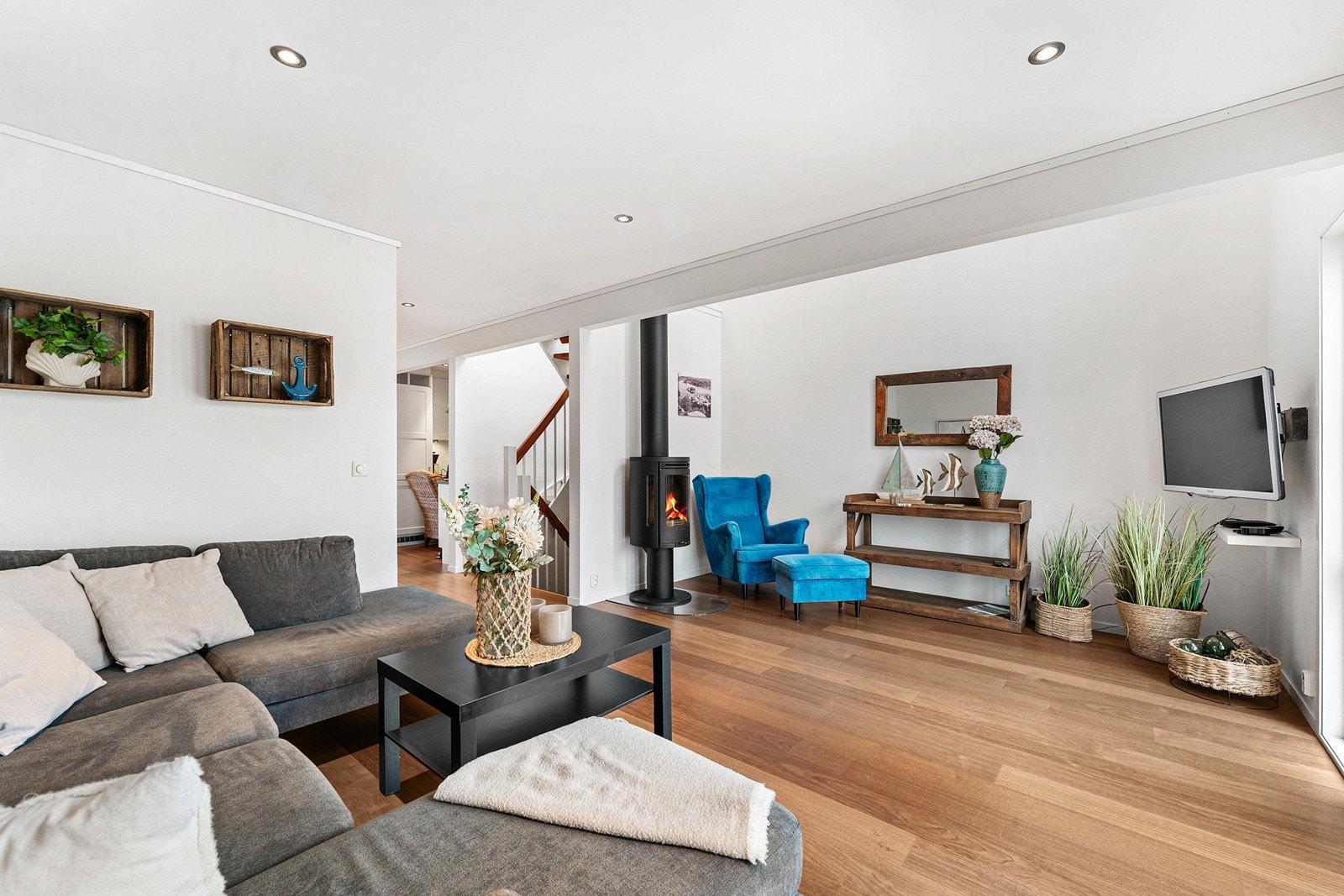 Fritidsboligen har en romslig og innbydende stue med god plass til sofagruppe, stuebord, TV-møblement og øvrig møblering etter ønske og behov. Galleribilde