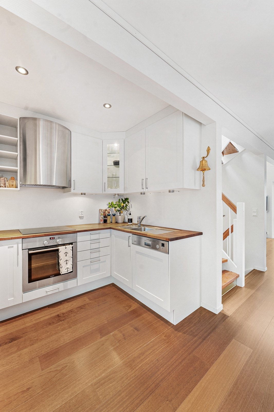 Kjøkkenet har profilerte fronter og laminat benkeplate med underlimt vask og ettgreps blandebatteri. Galleribilde