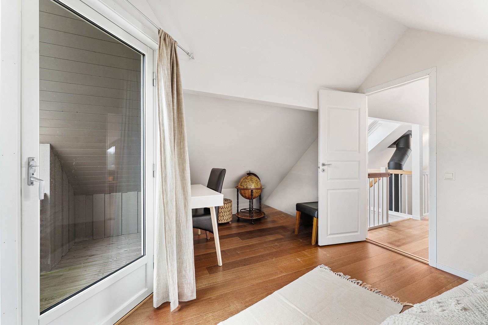 God plass til seng og oppbevaring. Galleribilde