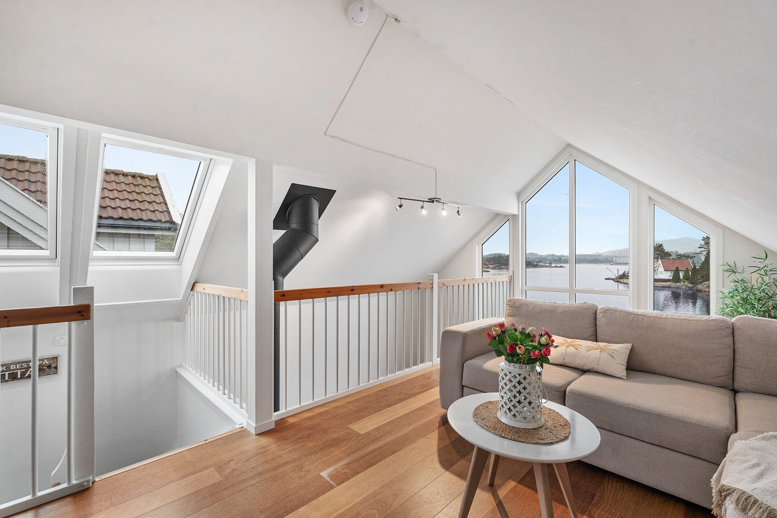 I tillegg til hovedstuen har boligen en loftstue med åpen løsning ned mot hovedplanet. Galleribilde