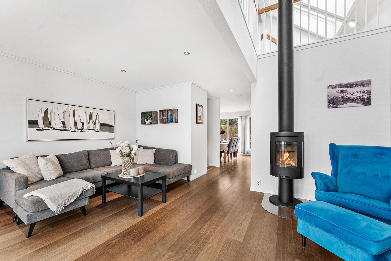 Vedovnen utgjør et naturlig samlingspunkt og bidrar både med effektiv oppvarming og en lun, hyggelig atmosfære på kjølige dager. Galleribilde