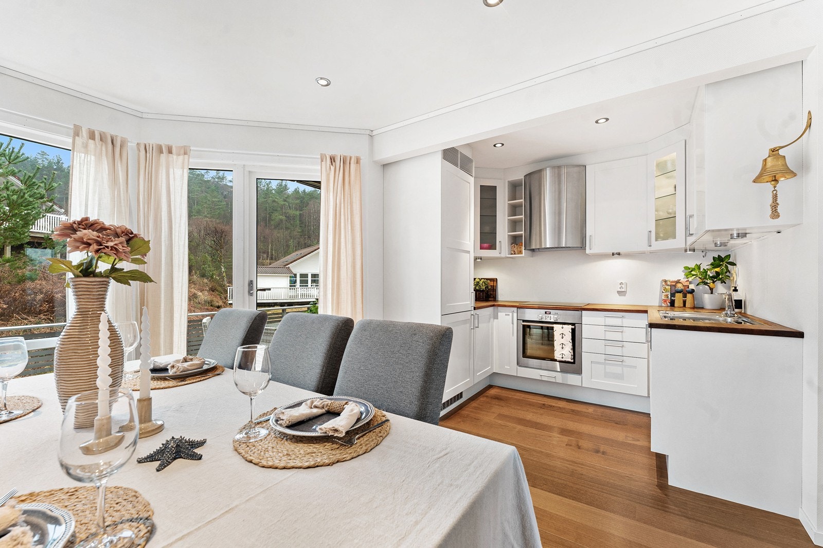 Kjøkkenet har rikelig med skap- og benkeplass, noe som gir gode arbeidsforhold og oppbevaringsmuligheter. Galleribilde