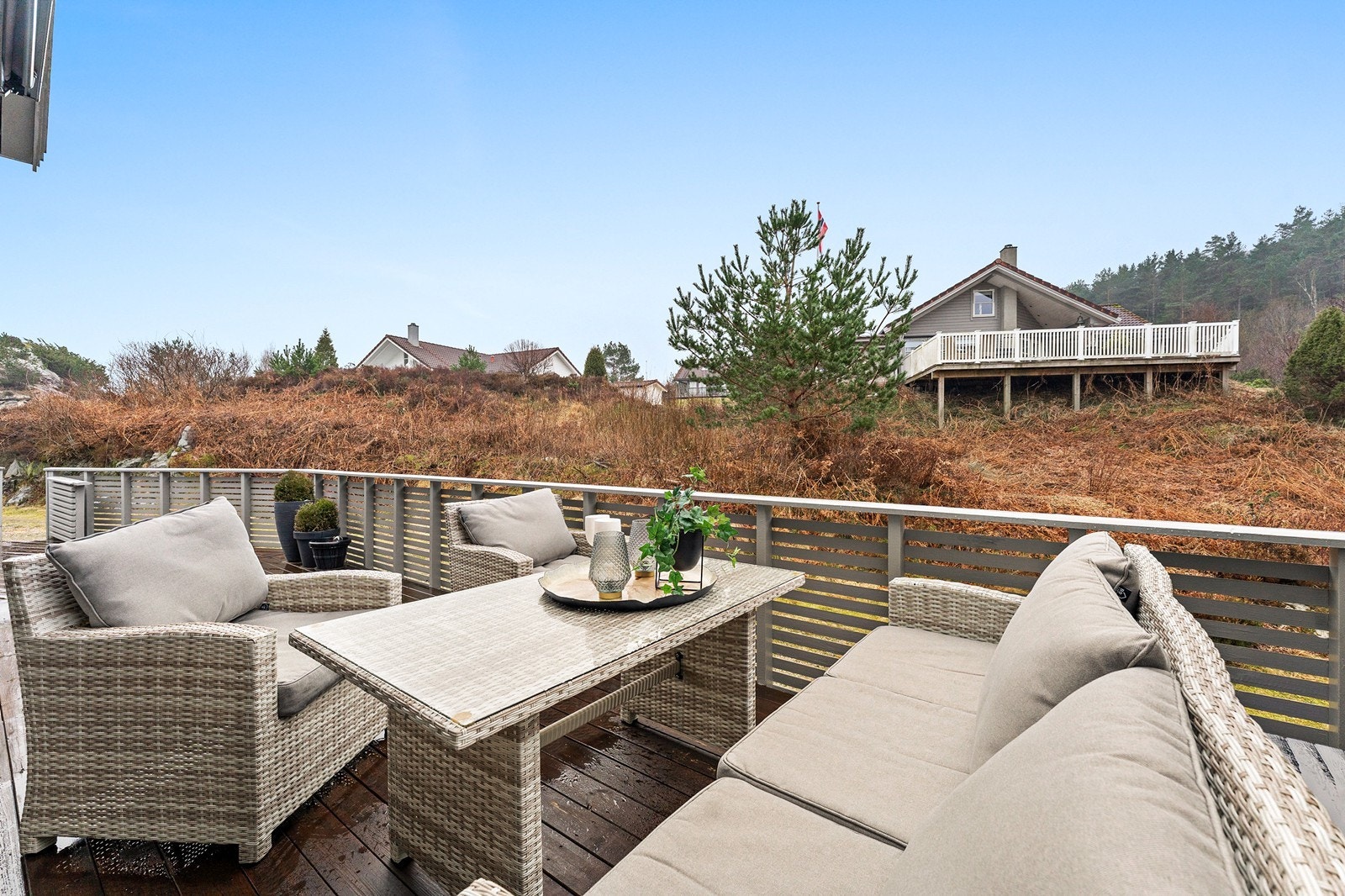 Terrassen har god plass til flere soner med utemøbler og grill. Galleribilde