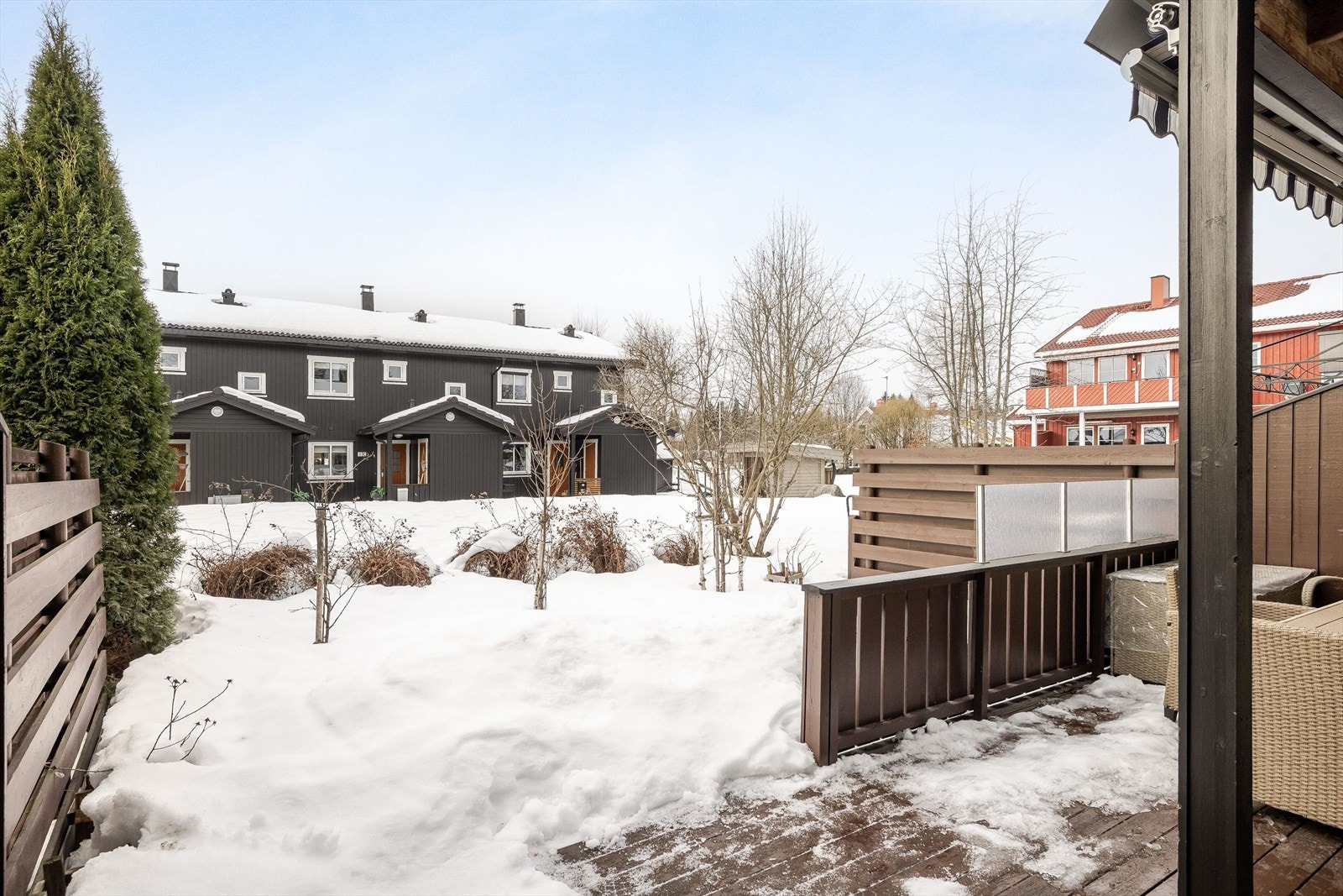 Utenfor terrassen er det en liten hage opparbeidet med plen og noe beplantning. Beliggenheten mot vest sørger for gode solforhold til sent på kveld! Galleribilde