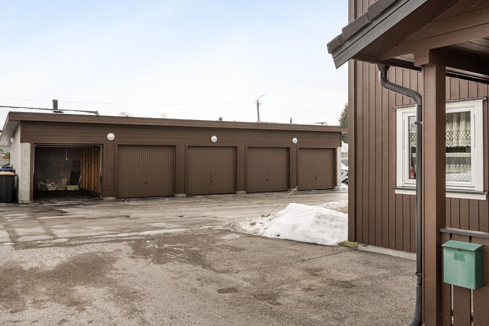 Med boligen følger en egen garasje på ca. 16m² i felles garasjerekke. Galleribilde