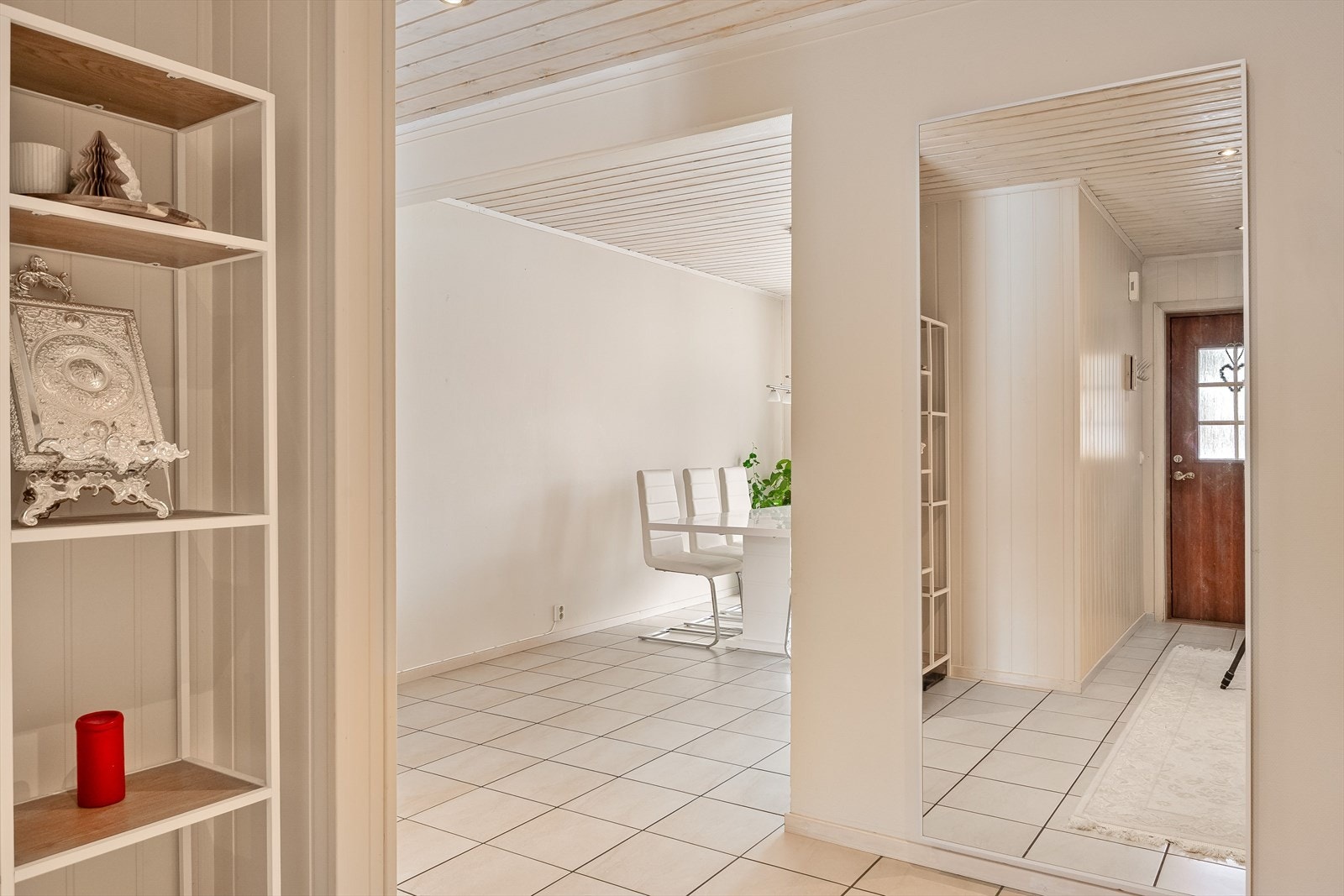 Entréen har god standard fra 2007 med lyse fliser på gulv, vannbåren gulvvarme, lyse panelplater på veggene, skjult elektrisk anlegg og downlights i himlingen. Galleribilde