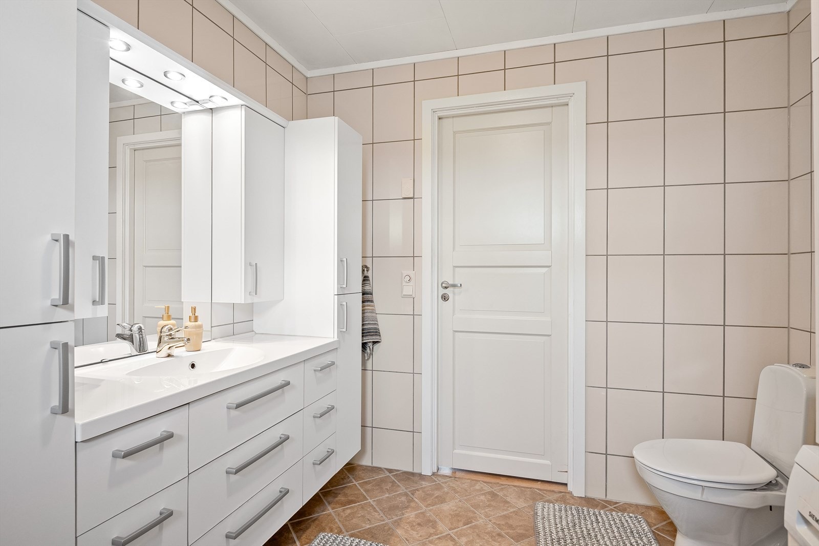 I tilknytning til soverommene i 2. etasje er det et lyst og pent baderom fra byggeåret 2007. Baderommet har fine fliser på gulv og vegger, vannbåren gulvvarme og mekanisk avtrekk. Galleribilde