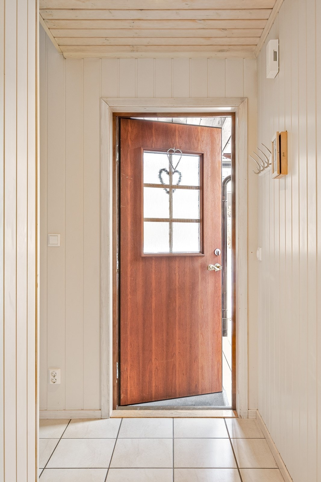 Når du entrer boligen, kommer du inn i en lys entré med plass til sko og oppheng av yttertøy. Galleribilde