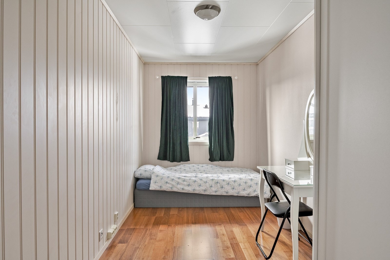 Soverom 2 er et lyst og fint soverom som passer perfekt som barnerom, gjesterom eller kontor. Galleribilde