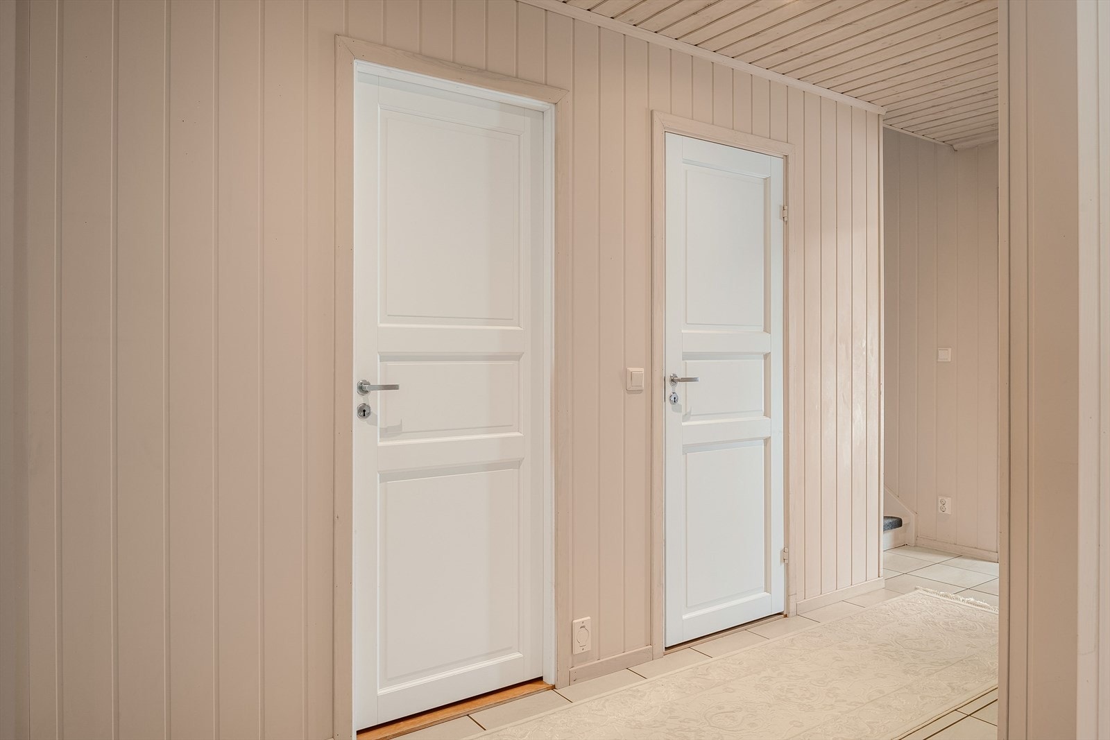 Fra gangen er det også adkomst til toalettrom og bod/garderobe under trapp Galleribilde