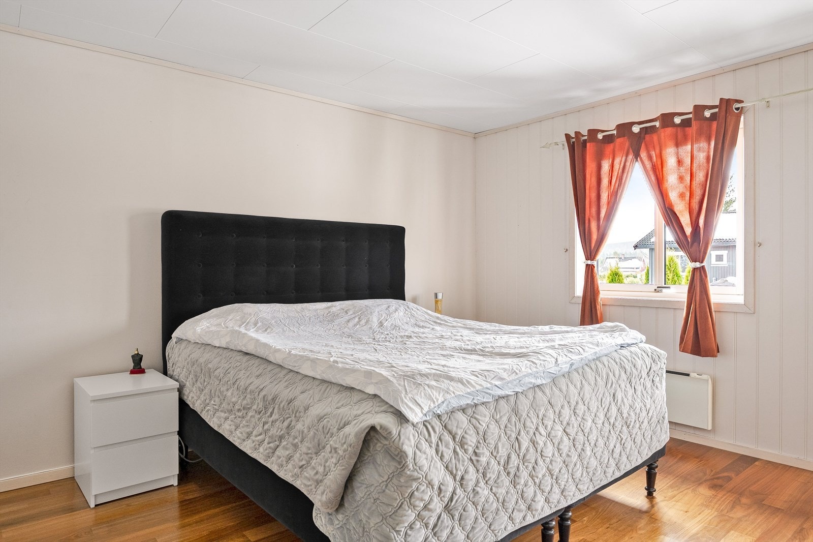 Boligen har et lyst og pent hovedsoverom av god størrelse. Galleribilde