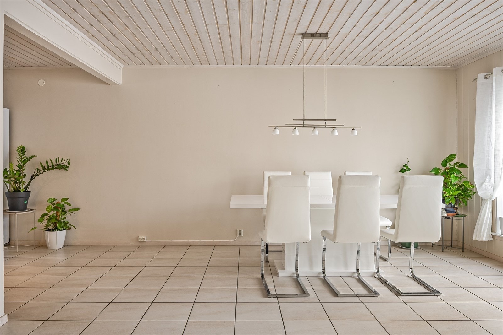 Boligen har en god planløsning over to plan med fine oppholdsrom og toalettrom i 1. etasje, samt 3 soverom og bad/vaskerom i 2. etasje. Galleribilde