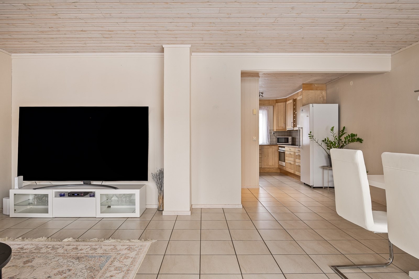 Det er deilig vannbåren gulvvarme i hele 1. etasje, samt baderom i 2. etasje. Á-konto oppvarming på kr. 1 890,- er inkludert i felleskostnadene. Galleribilde