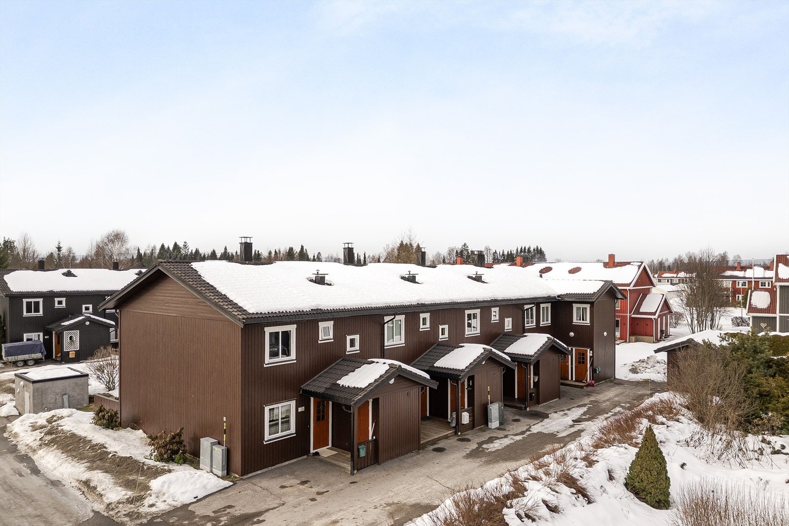Et lyst rekkehus fra 2007 med solrik terrasse og hage mot vest. Boligen ligger i et veletablert boligområde på Hanstad, ca. 1,7 km sør for Elverum sentrum. Galleribilde