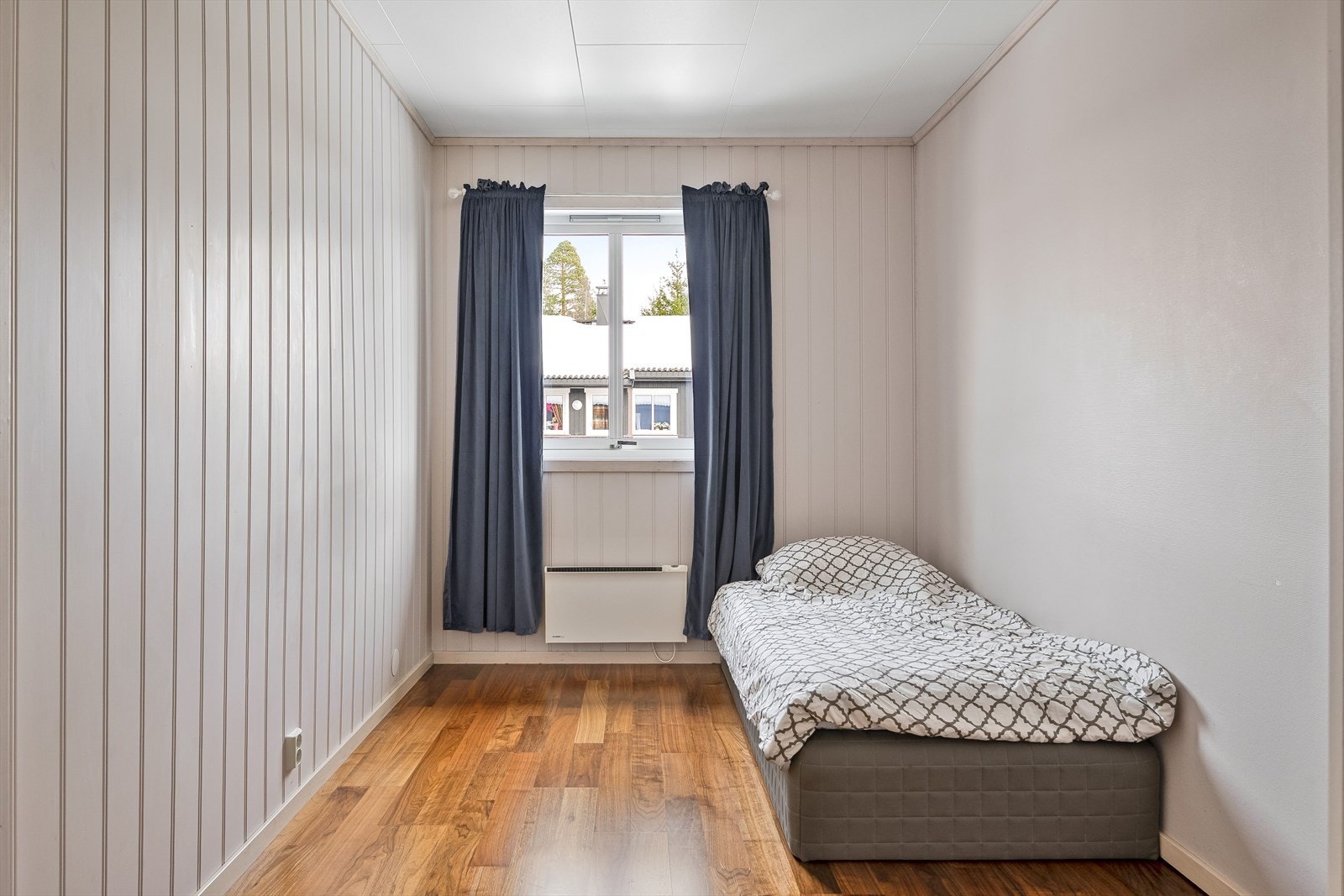 Soverom 3 er også et lyst og pent soverom. Soverommet har laminat på gulv og lyse panelplater kombinert med tapet på veggene. Galleribilde