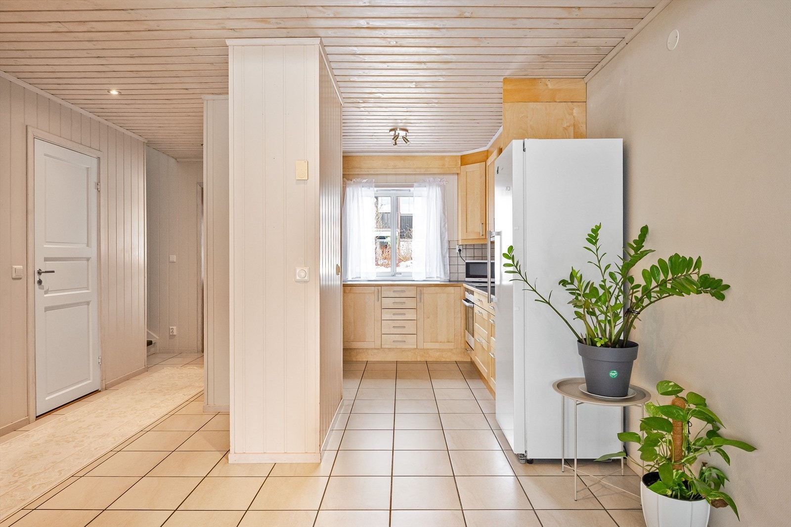 Kjøkkenet ligger i en fin delvis åpen løsning med stuen, naturlig tilbaketrukket, men likevel åpent og sosialt. Galleribilde