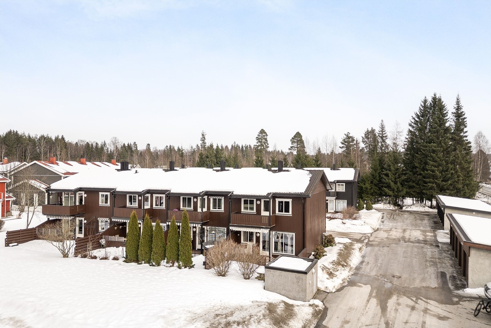 Fra eiendommen er det kun ca. 600 meter til Hakkebakkeskogen naturbarnehage, ca. 900 meter til Solkroken barnehage og ca. 900 meter til Hanstad barneskole. Ved skolen er det også to dagligvarebutikker med post. Galleribilde