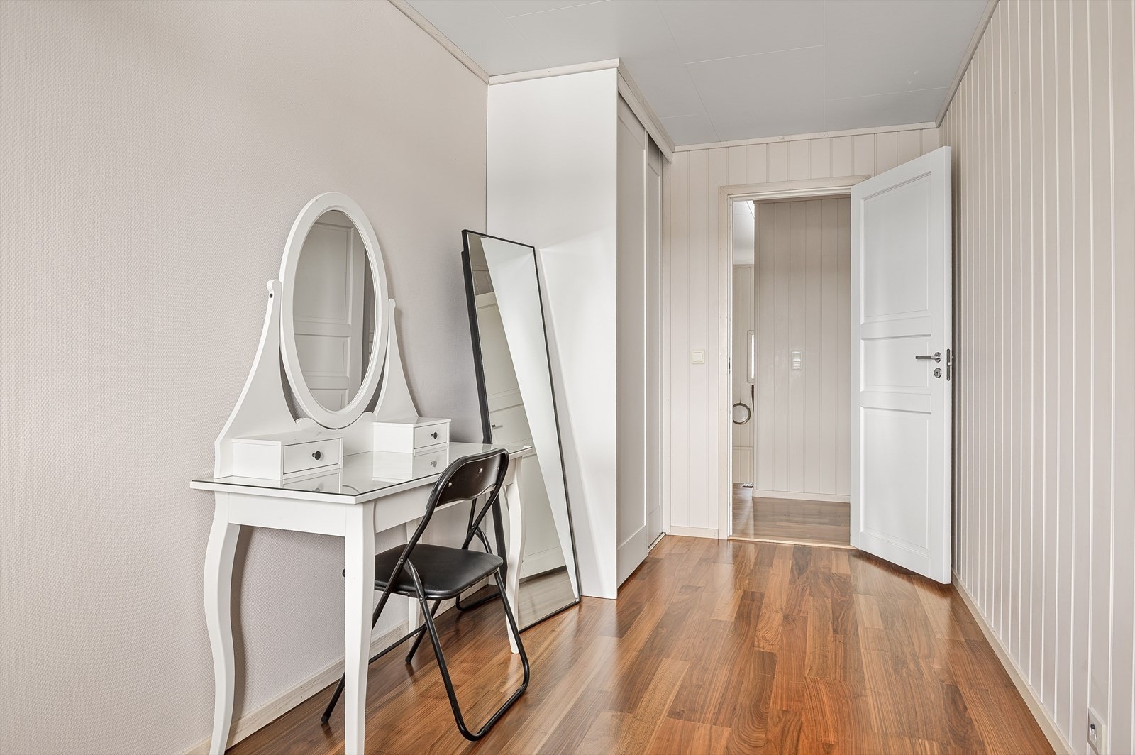 På soverommet er det plass til både seng og kontorpult, samt oppbevaringsplass i plassbygget skyvedørsgarderobe. Galleribilde