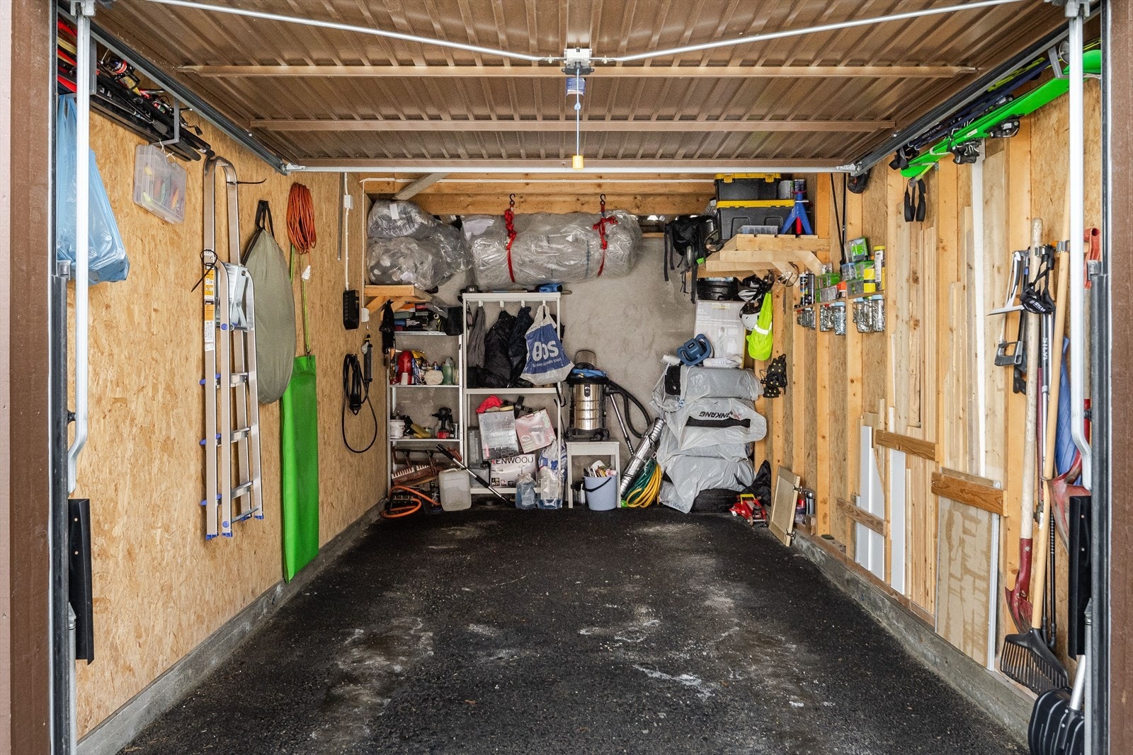 Det er også opplegg til elbil-lader. Garasjen har en lagringshems med gulvareal på ca. 3m² (ikke måleverdig). Galleribilde