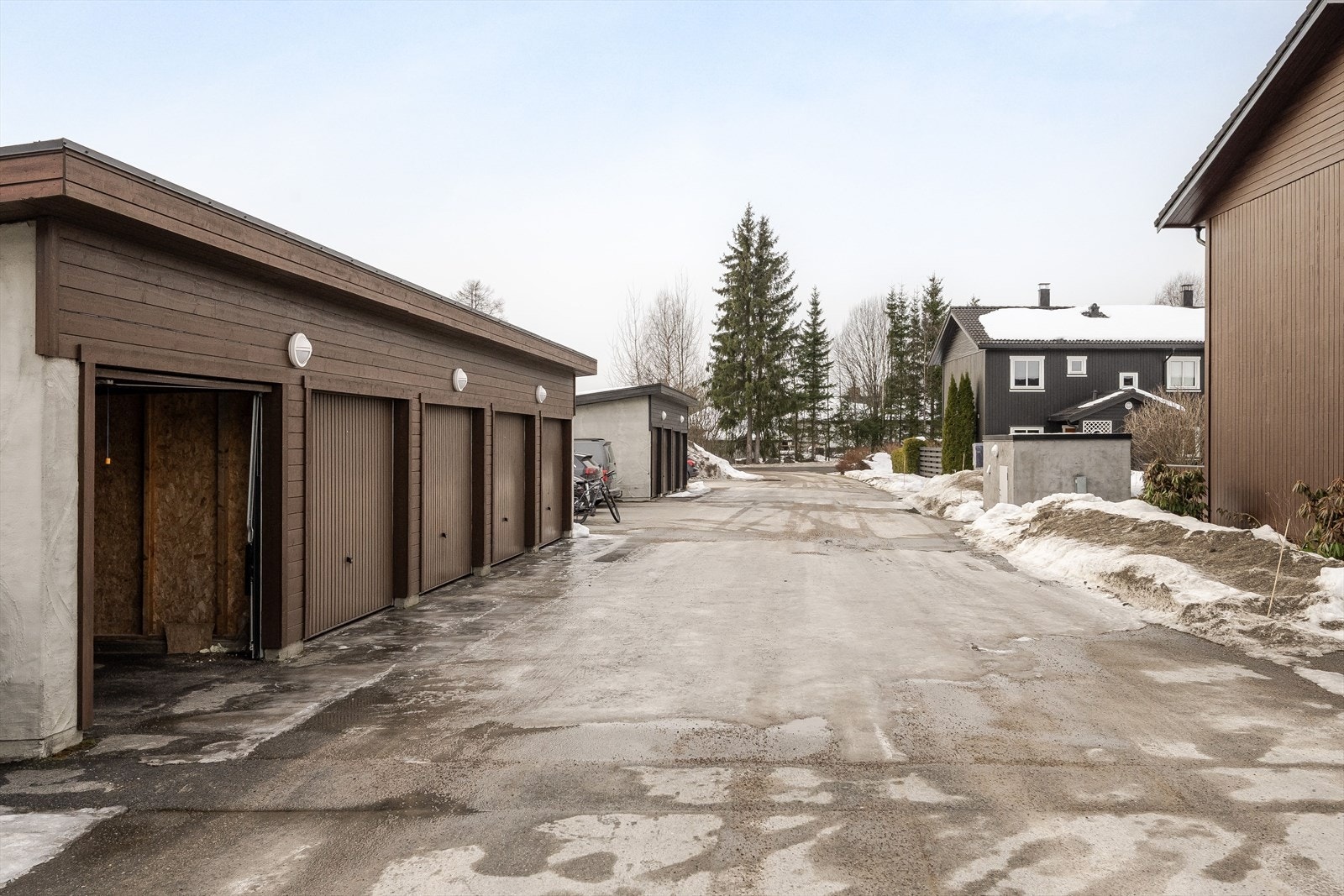 Parkering skjer ellers på felles parkeringsområder eller langs tilstøtende gater. Galleribilde