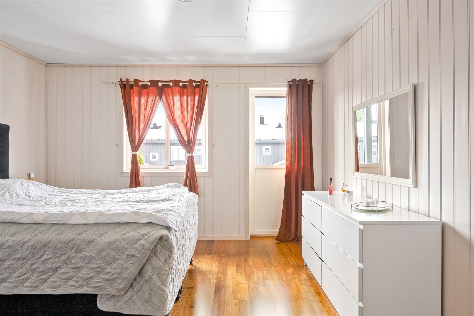 Soverommet har god standard fra 2007 med laminat på gulv, lyse panelplater på veggene og skjult elektrisk anlegg. Galleribilde