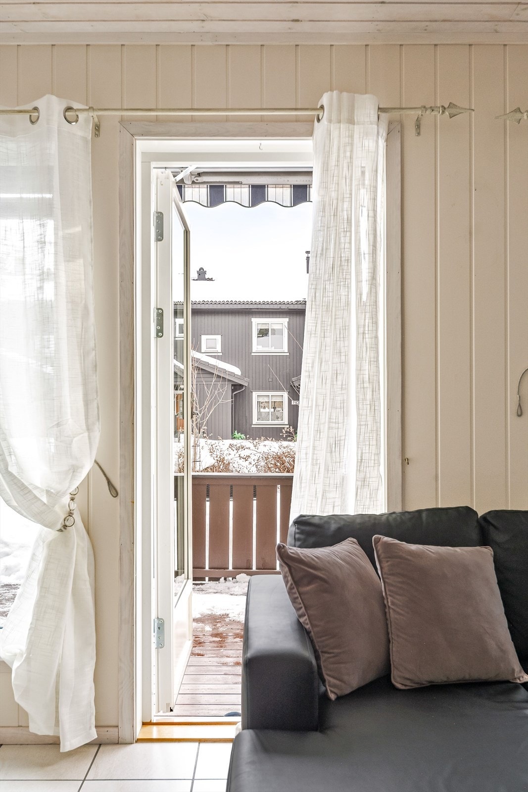 Fra stuen har du utgang til solrik terrasse og hage mot vest. Galleribilde