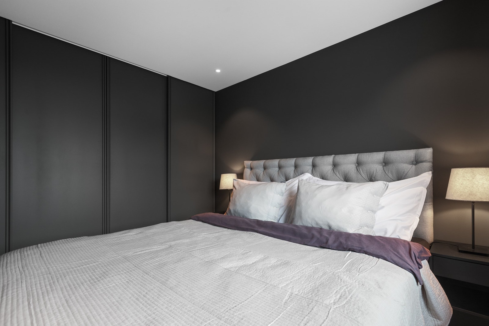 Soverom har stor skyvedørsgarderobe som er lakkert i samme farge som veggene. Innfelt skinne til skyvedørsgarderoben i taket. Hellakkert møbelsnekret innredning med 8 skuffer og div oppheng Galleribilde