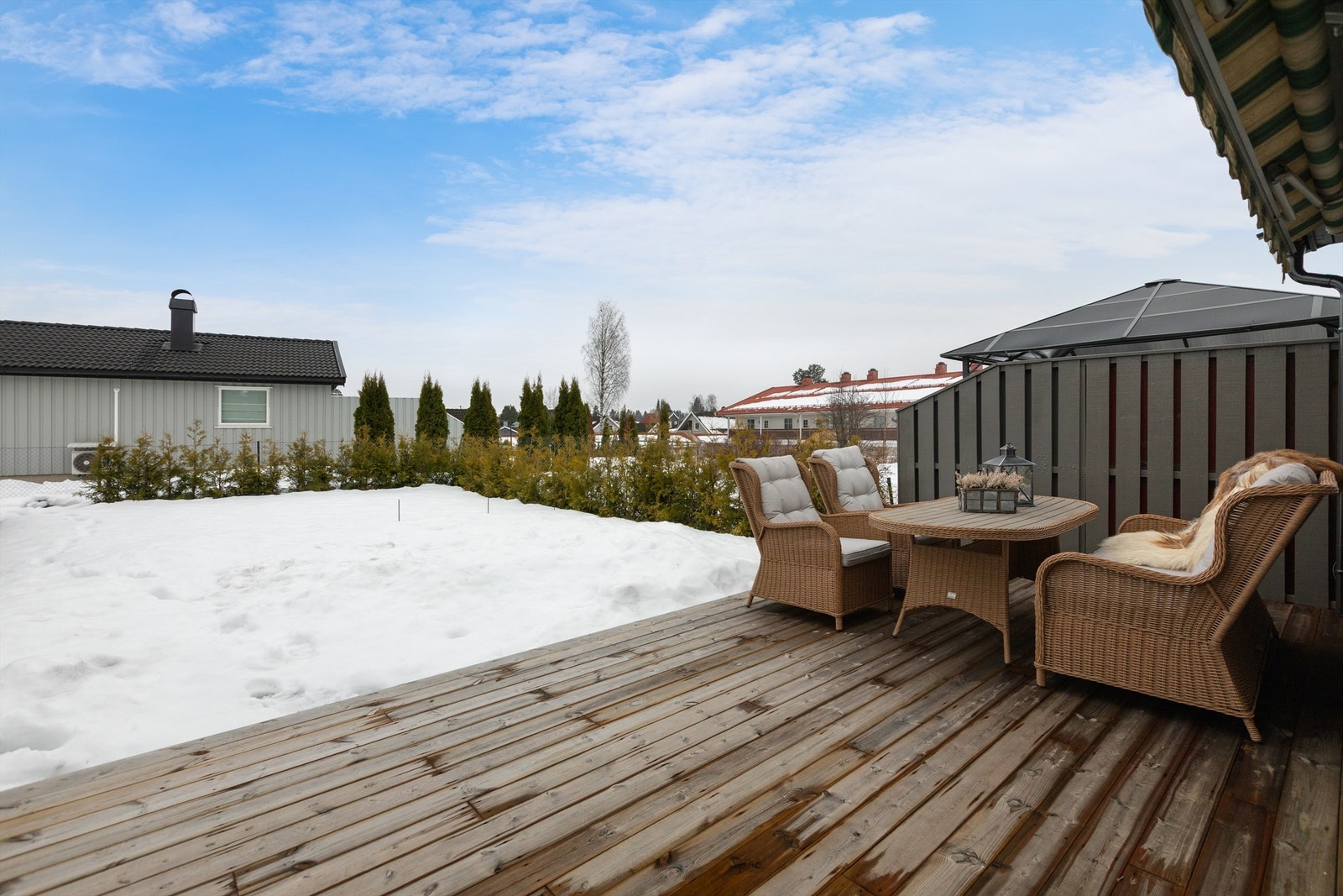 Solrik og fin platting utenfor stue Galleribilde