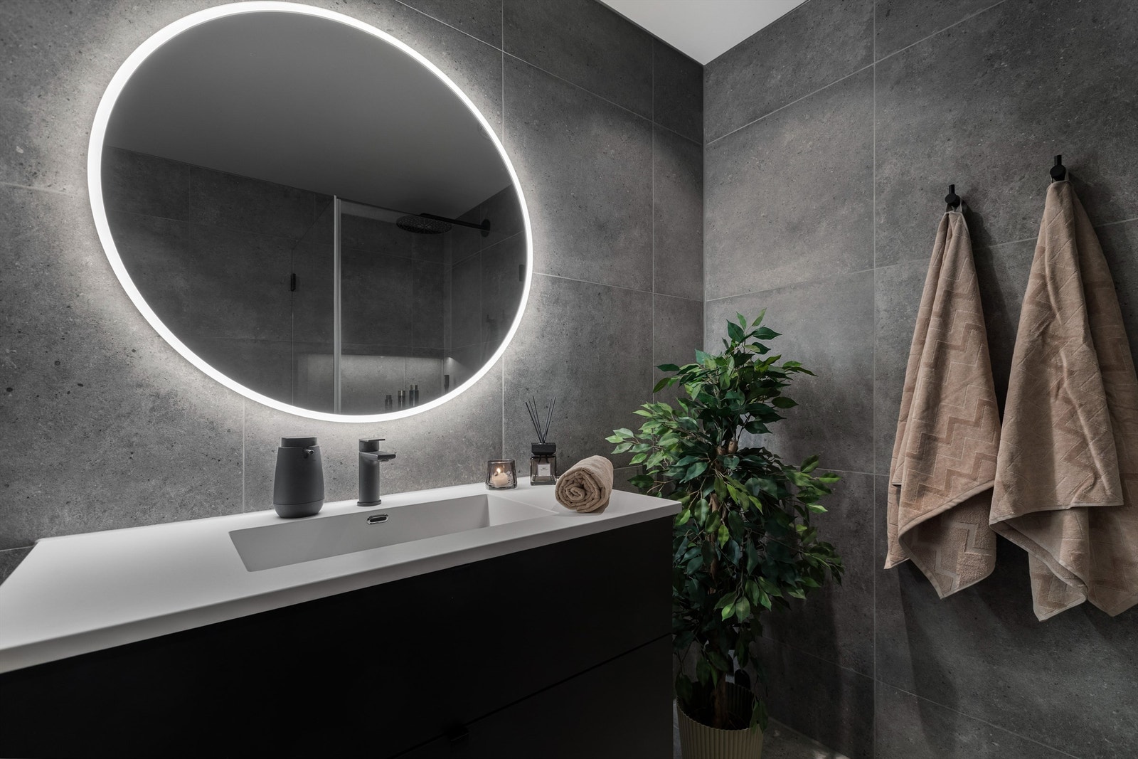 Vegghengt speil med integrert belysning er også en del av interiøret på badet Galleribilde