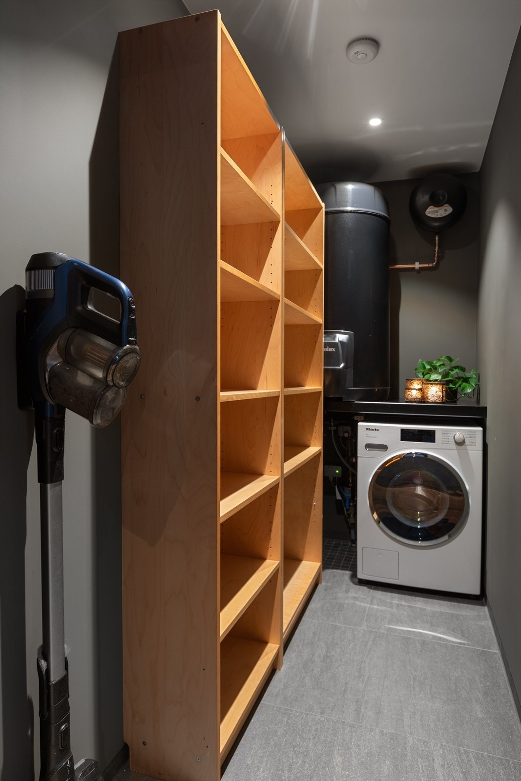 Praktisk og flott bod med 60x60 fliser på gulv, Høiax varmtvannsbereder og opplegg til vaskemaskin, muligheter for lagring. Galleribilde