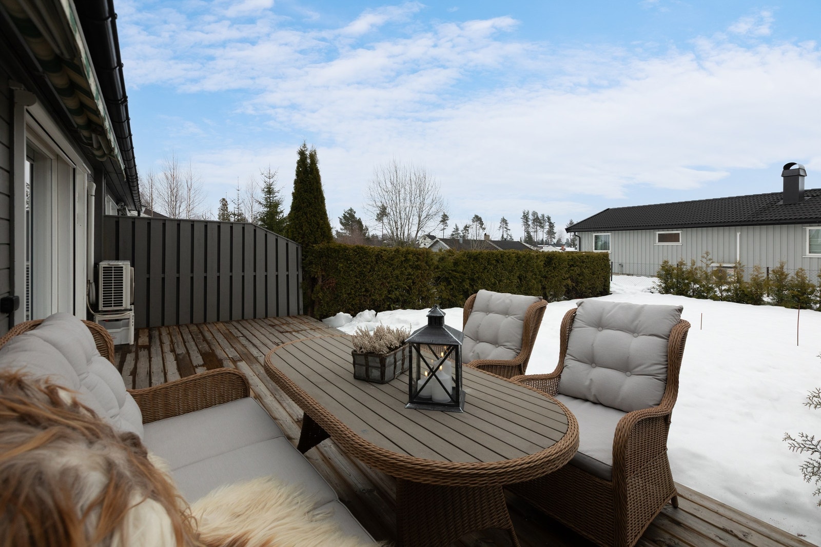 Herlig terrasse og hage utenfor stue. Plattingen er av nyere dato og det er nylig anlagt plen. Galleribilde