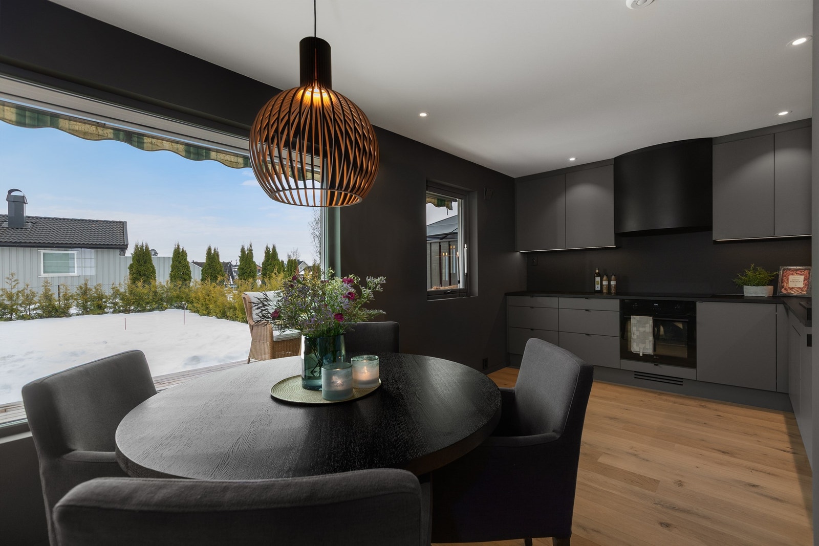 Tidløst og lekkert kjøkken med detaljer for den kresne. Galleribilde