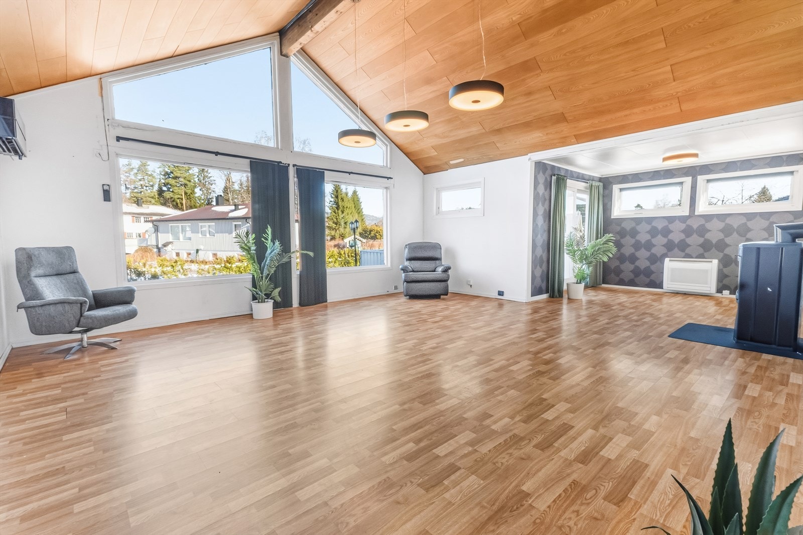 Åpen og luftig stue med høy himling. Galleribilde