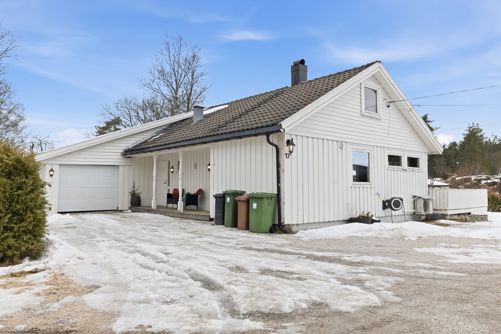 Gruslagt gårdsrom med god plass til parkering. Galleribilde