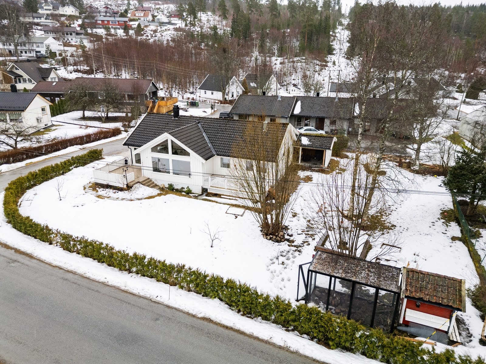 Eiendommen har en sentral beliggenhet i nærheten av sentrum, skoler og idrettsanlegg. Galleribilde