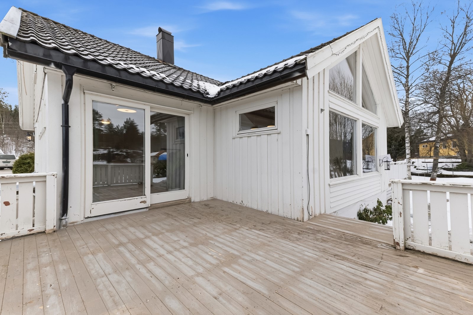 Stor terrasse med utgang fra stuen. Galleribilde