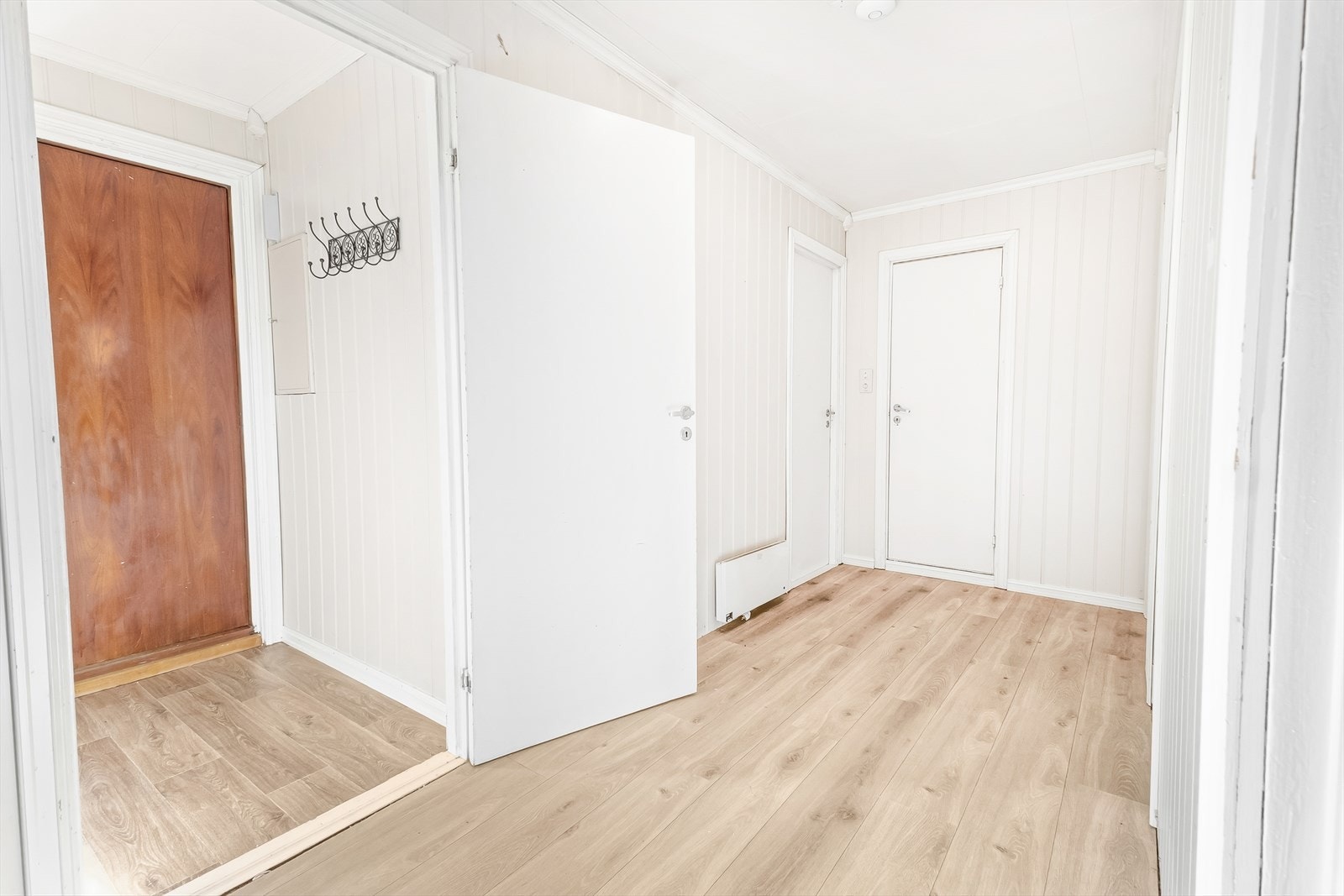 Inngangsparti med påfølgende gang. Galleribilde