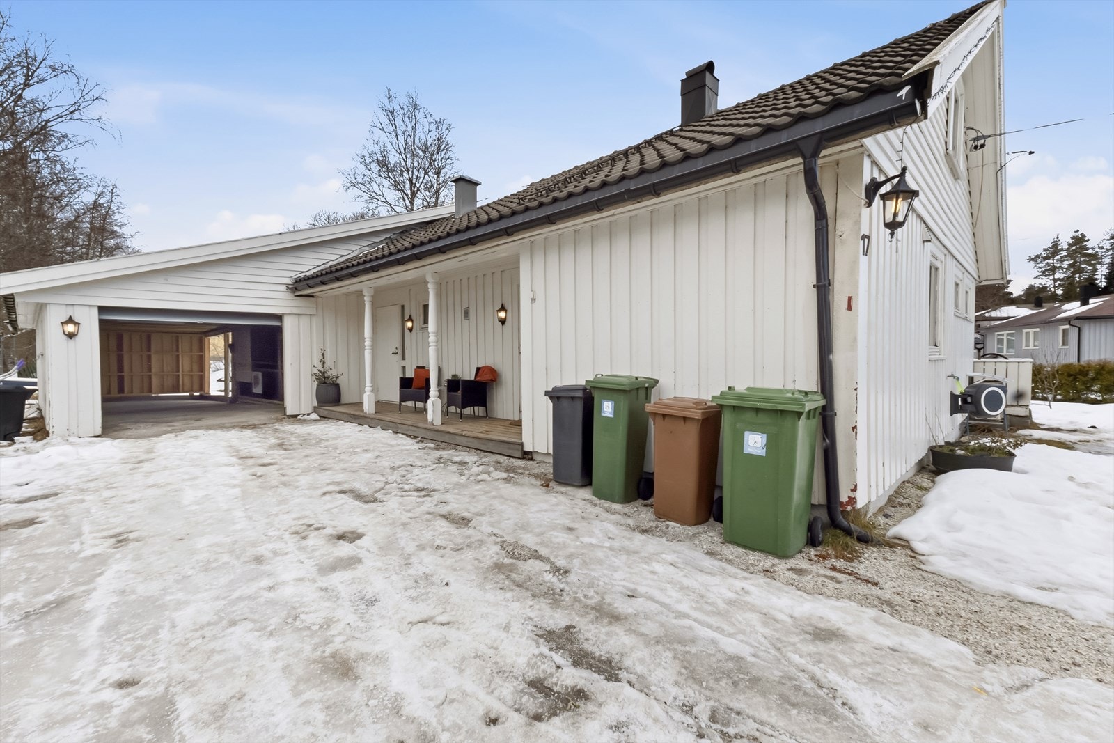 Garasjen er sammenføyd med boligen. Galleribilde