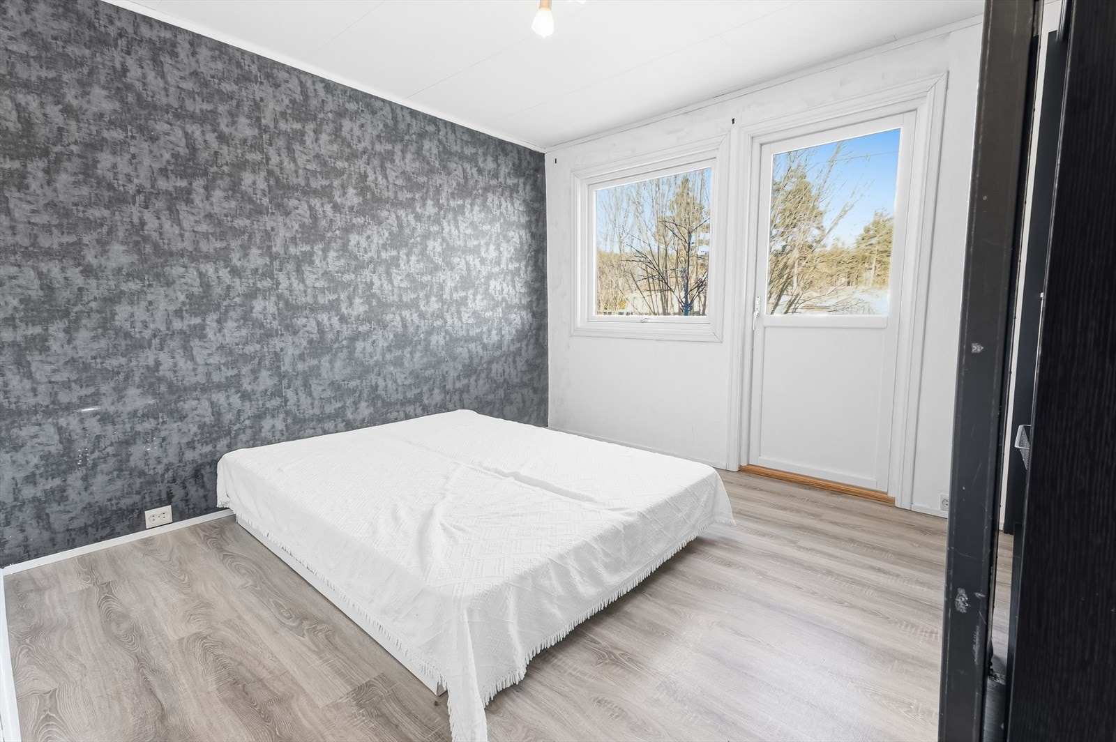 Stort hovedsoverom med utgang til egen terrasse. Galleribilde