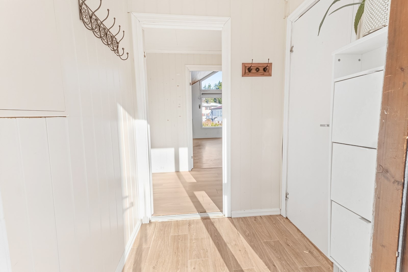 Fra entre mot gang og stue. Galleribilde