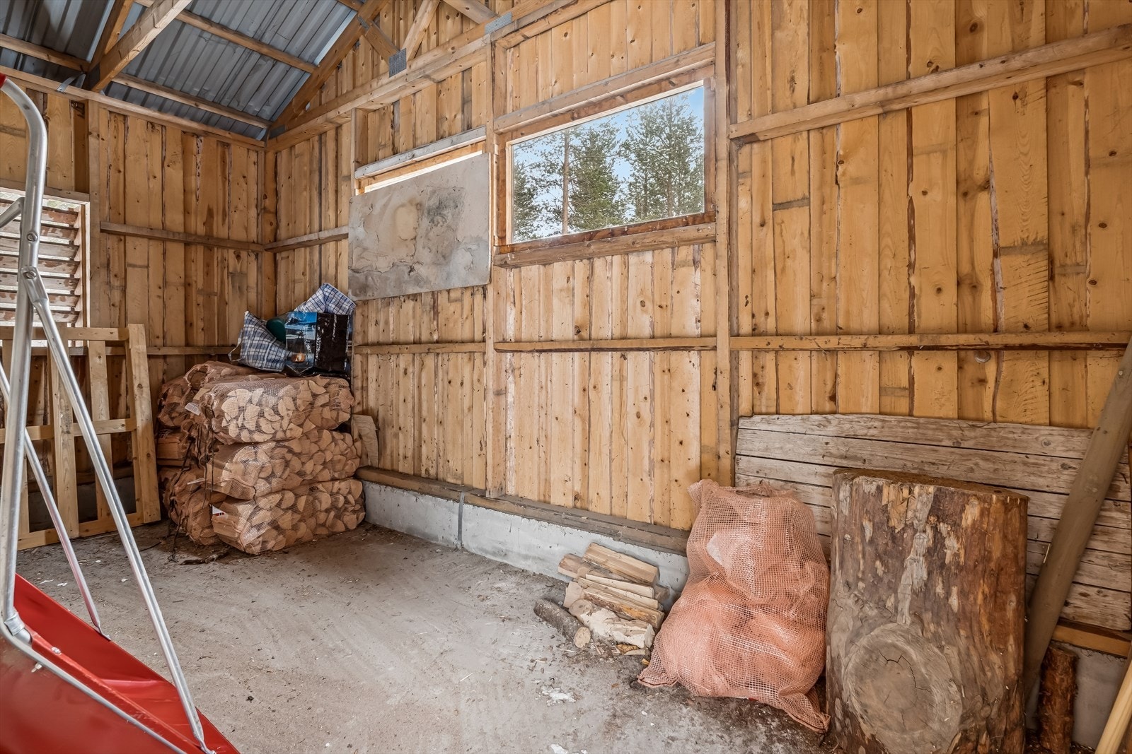 God plass til ved og annet utstyr i den frittliggende garasjen. Galleribilde