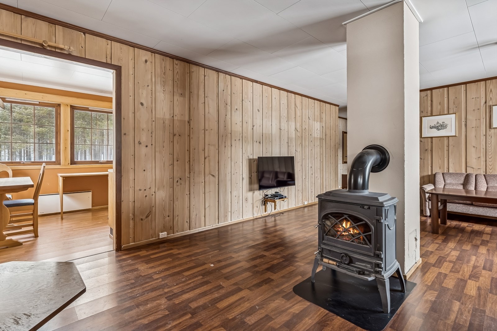 En vedovn, montert i 2012, gir både varme og en hyggelig atmosfære i rommet. Galleribilde