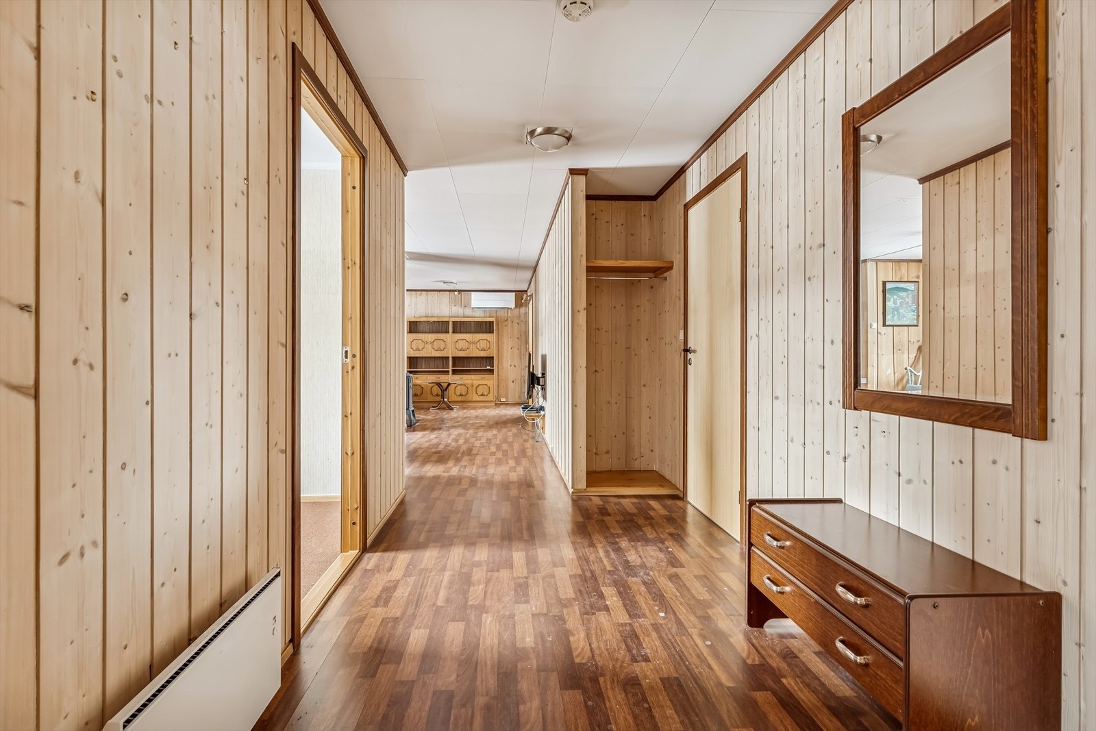 Gangen er åpen mot stua. Praktisk nisje med oppbevaringsplass. Galleribilde