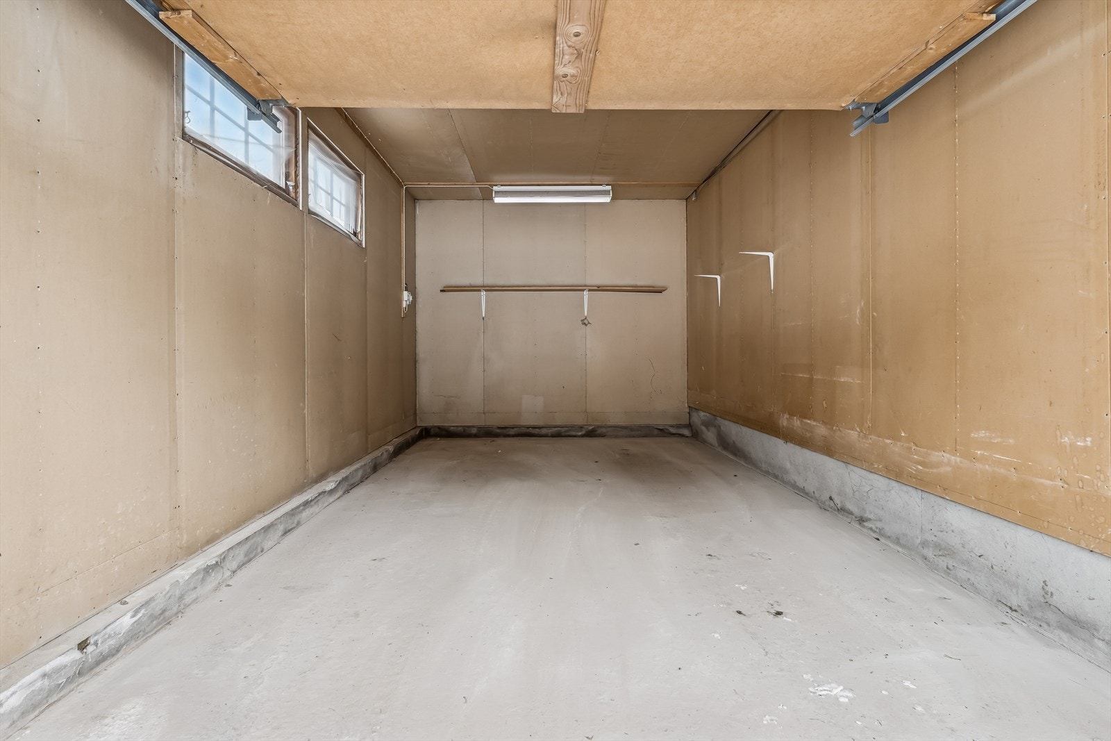 Boligen har også et tilknyttet garasjerom med vippeport i tre. Galleribilde