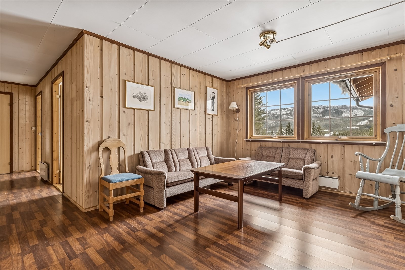 Utsyn til de naturskjønne omgivelsene fra stua. Galleribilde