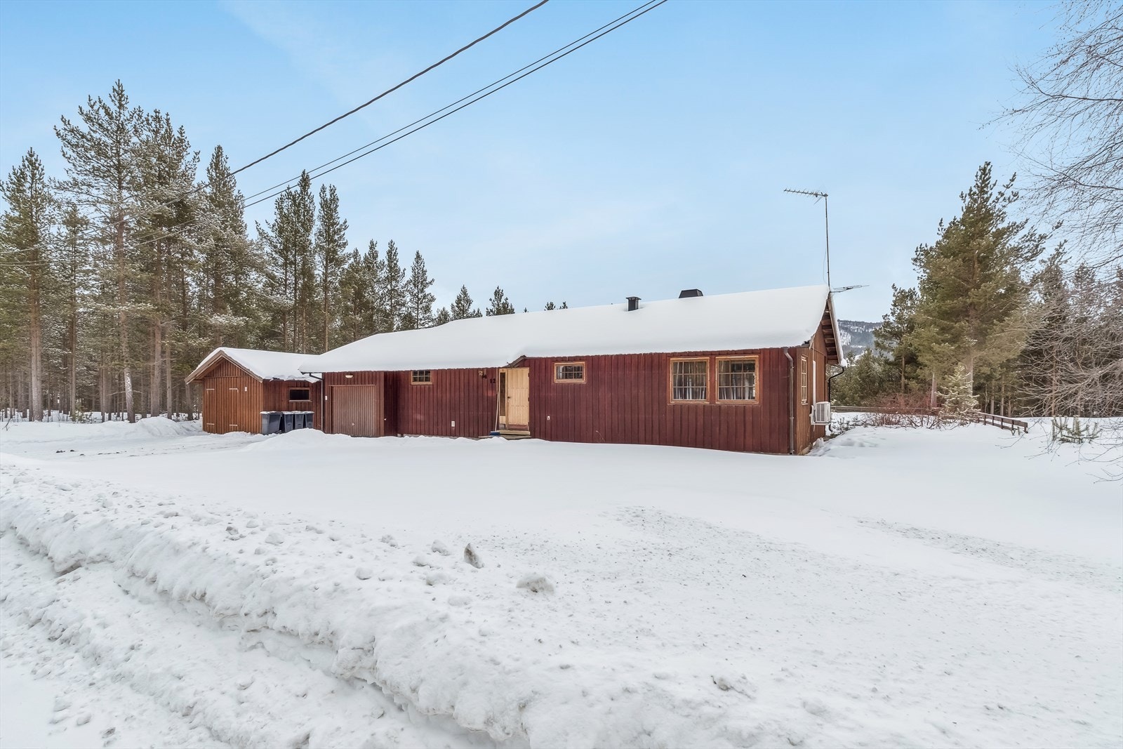 En enebolig i rolige, naturskjønne omgivelser med skogen som nærmeste nabo. Galleribilde