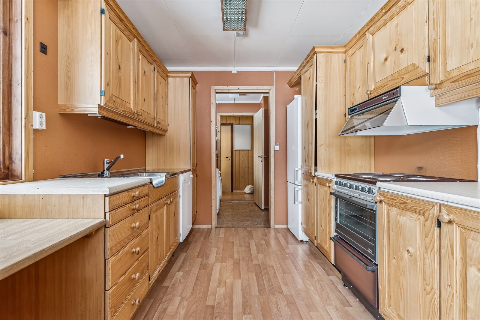 Takhøy kjøkkeninnredning med profilerte furufronter. Galleribilde