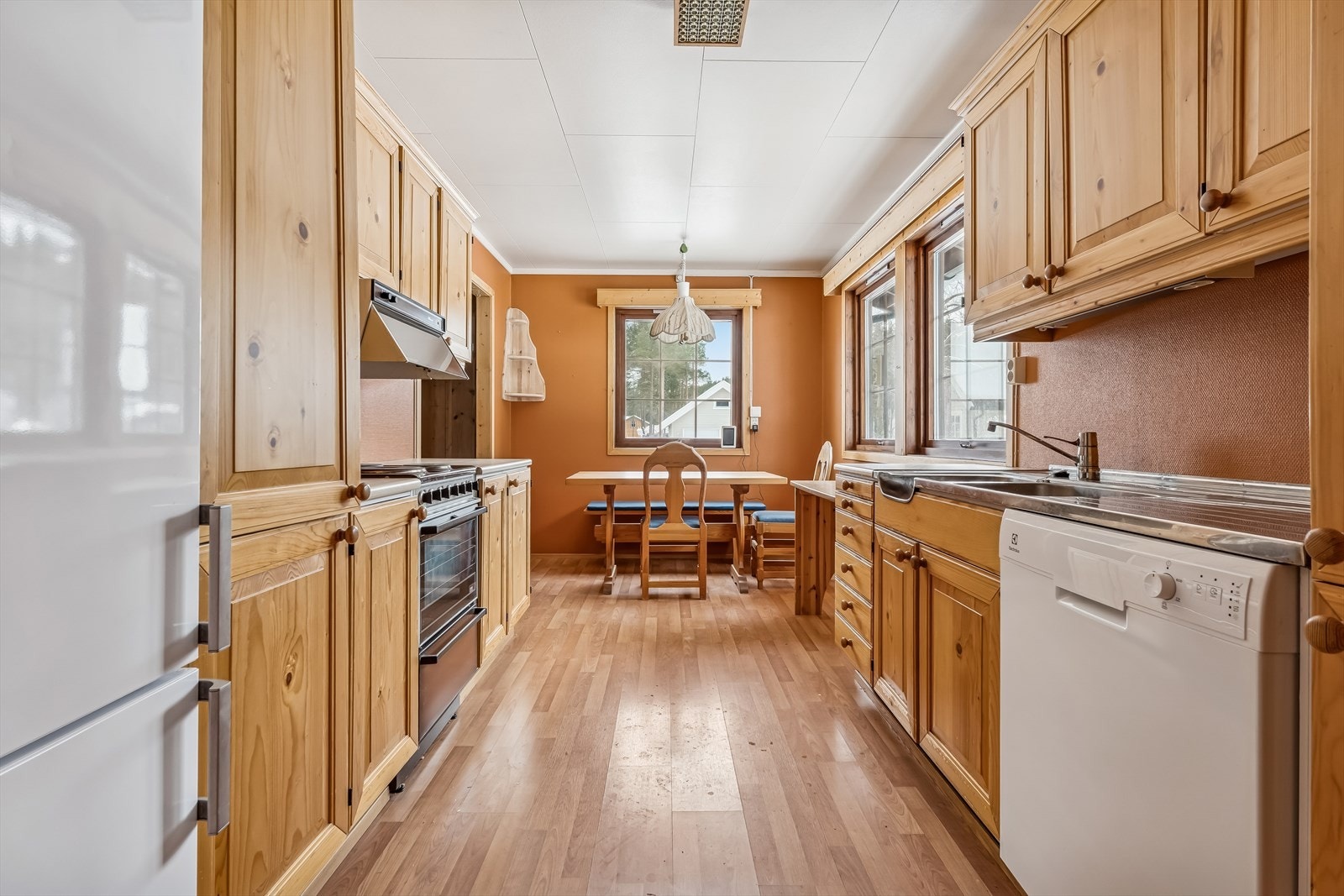 2-sidig innredning med godt med skap- og benkeplass. Galleribilde