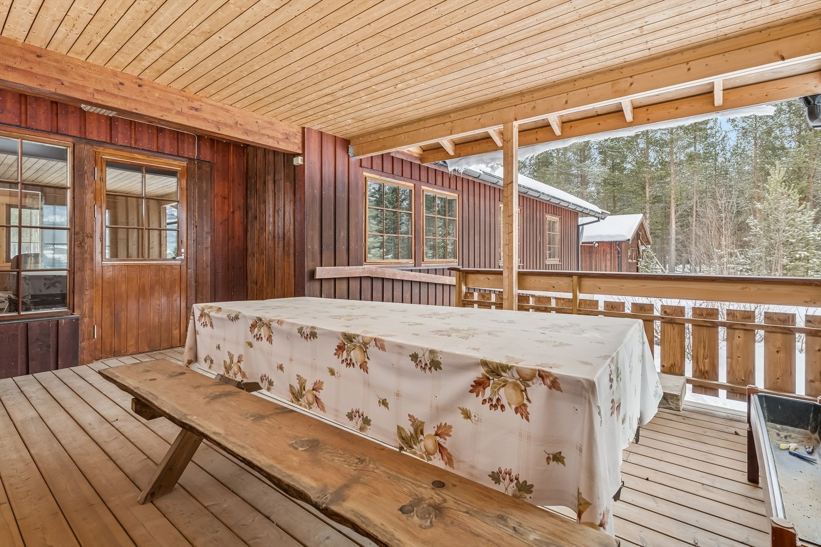 Terrassen har rekkverk med stående kledning og et solid tregulv. Galleribilde