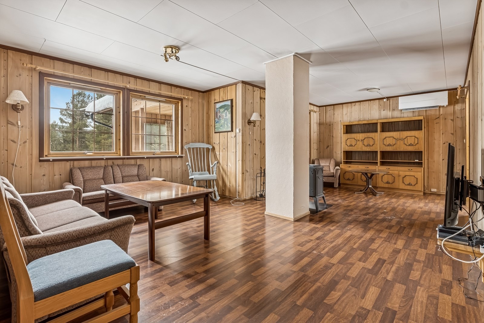 Stua er et romslig samlingspunkt, utstyrt med en luft-til-luft-varmepumpe, installert i 2017. Galleribilde